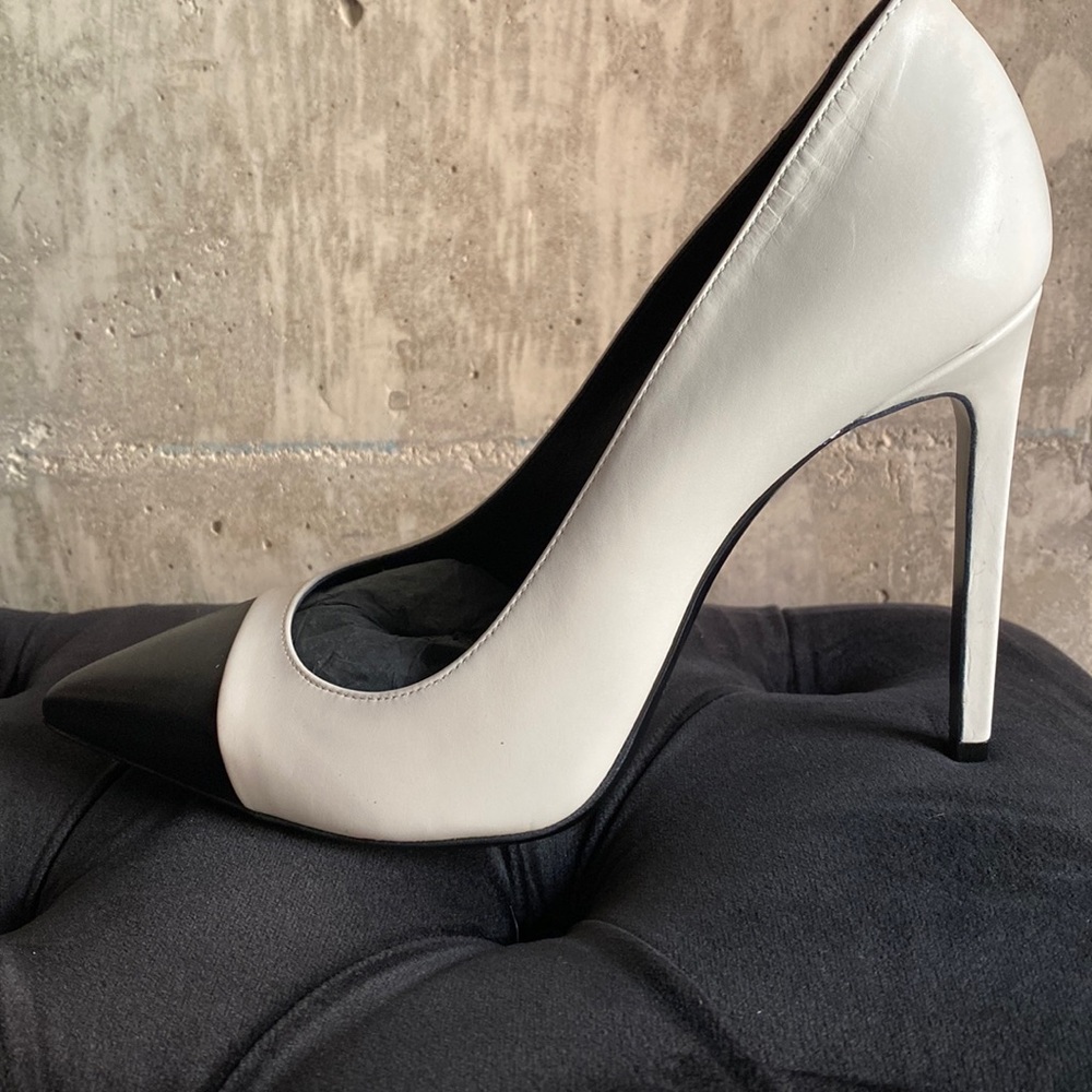 St Laurent escarpins, approx 4” stiletto bone with black toe
